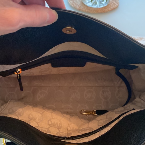 Michael Kors midsize carryall in black - Picture 5 of 8